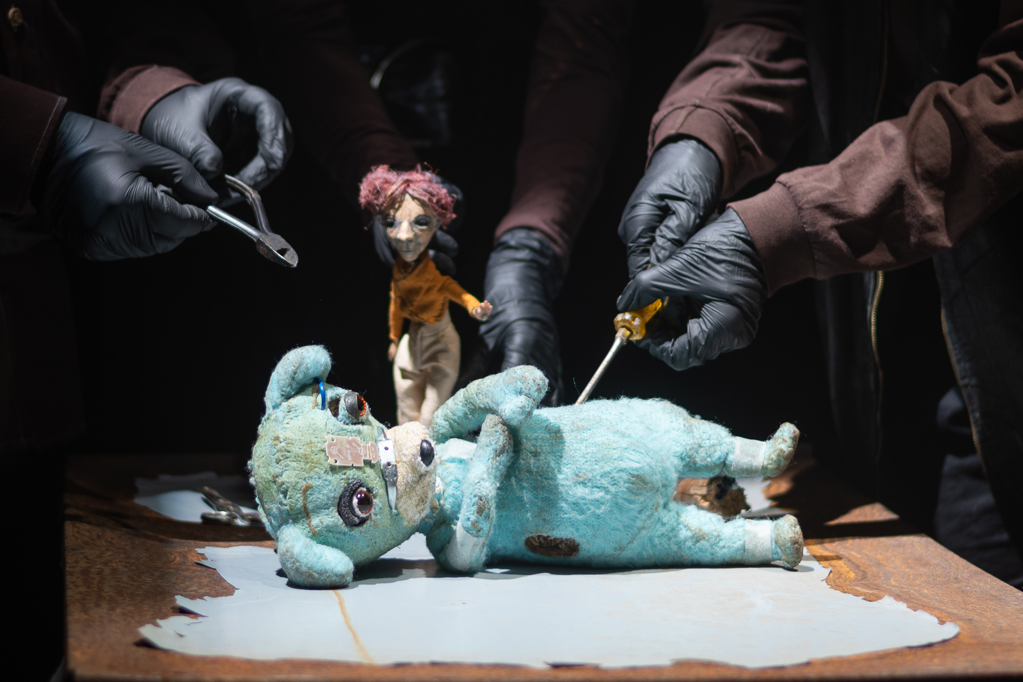 Read more about the article Tehdas Teatteri: YKSIN IHMINEN – Science fiction puppetry