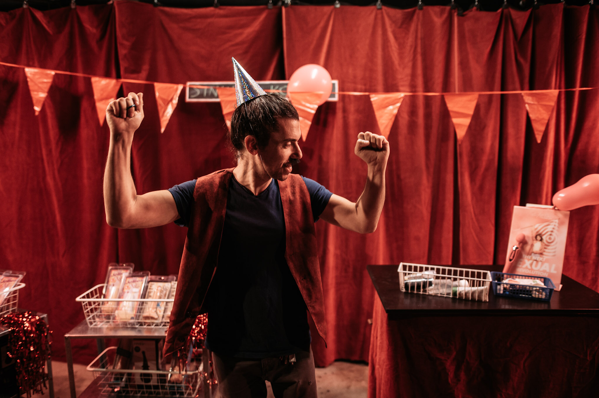 Read more about the article Grus Grus Teatteri & Tehdas Teatteri: Extra-neitsyt evankeliumi