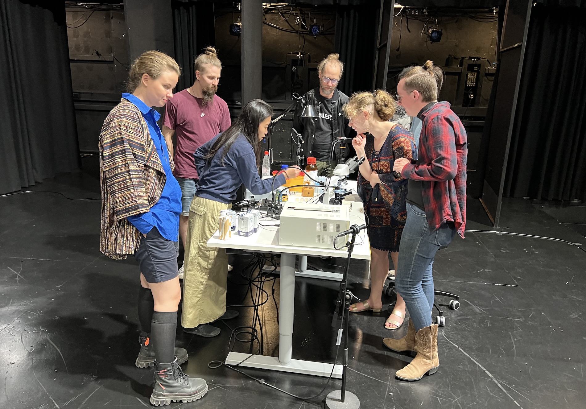 Read more about the article Have Demos Ready, the Puppeteers are Coming – a physicists’s point of view on a puppetry performance