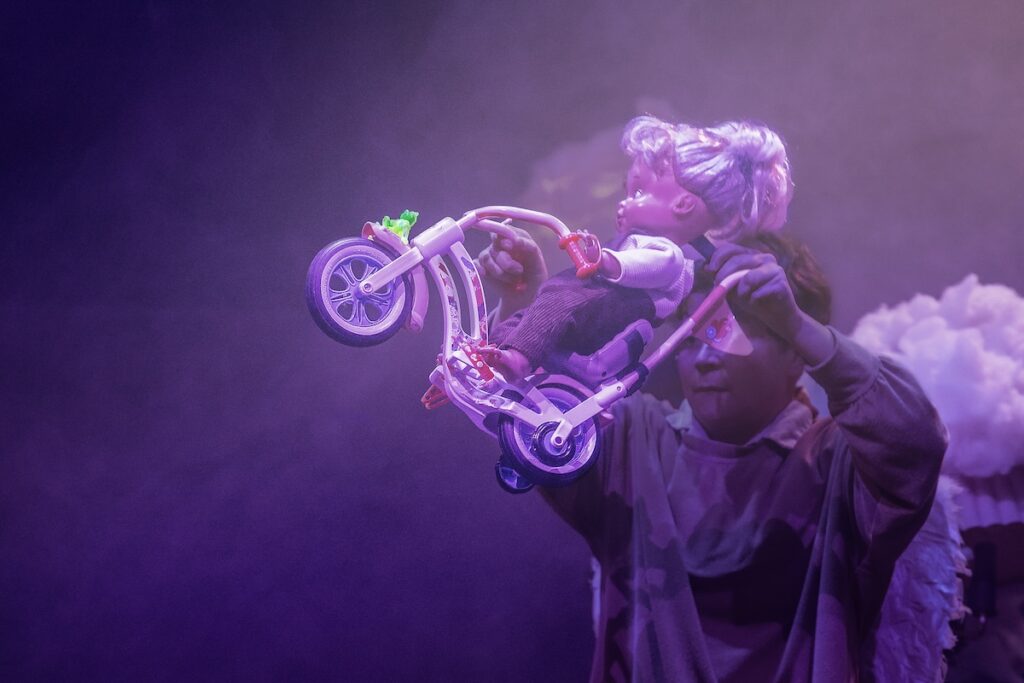 Kuva esityksestä Humalan kämmenellä