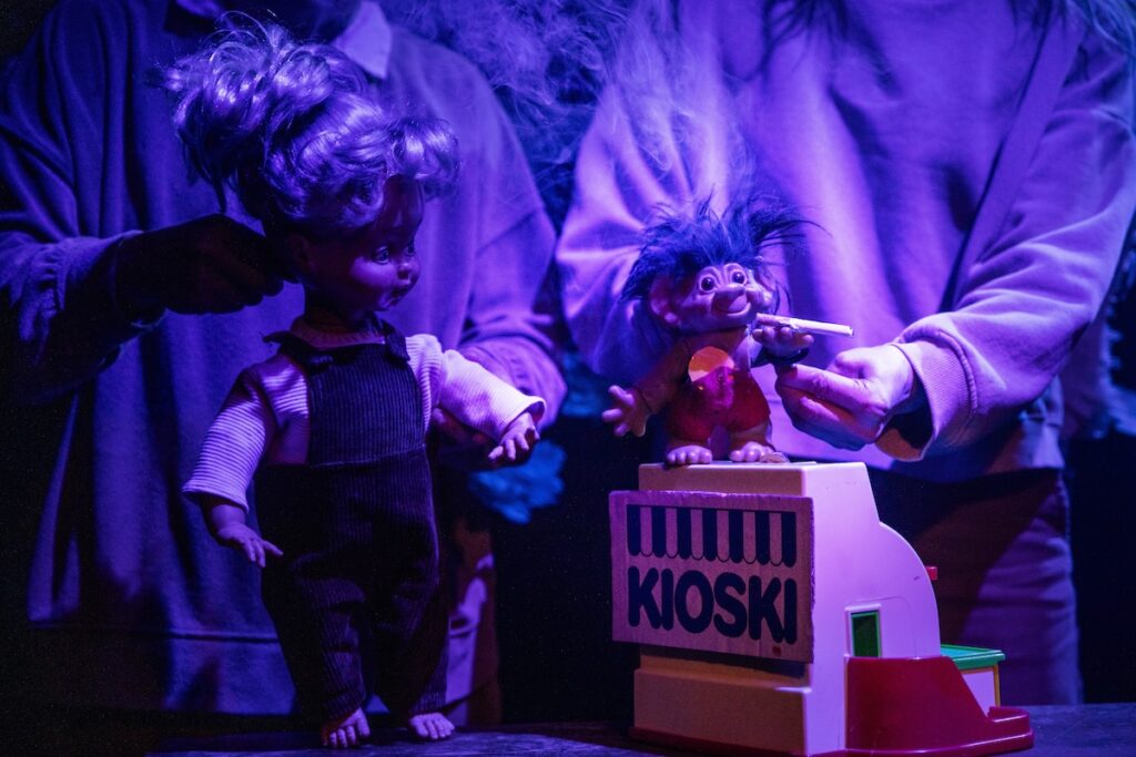 Kuva esityksestä Humalan kämmenellä