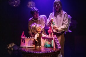 Kuva esityksestä Humalan kämmenellä